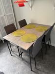 köksbord med stolar
