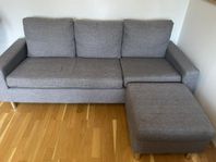 Soffa med fotpall
