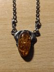 Vackert gammalt silverhalsband med bärnsten