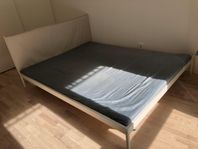Dubbelsäng + dubbelmadrass (köpa från IKEA)