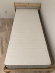 Enkelsäng + enkelmadrass (köpa från IKEA)