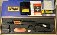 Eldriven Airsoft CYMA 045A AKS74U Trä med extra tillbehör