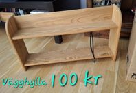 VÄGGHYLLA i trä.