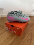Fotbollsskor Nike, storlek 38,5