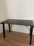 Skrivbord i metall med glasskiva
