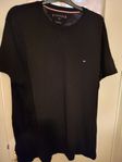 Ny svart Tommy Hilfigher t shirt Stl. XXL