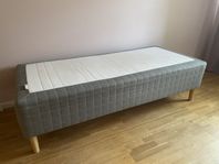 säng 90 cm (resårbotten och ben)