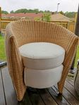 Rottingfåtölj med ljus dyna
