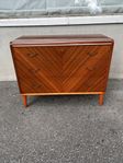 BYRÅ i mahogny 3 lådor Swedish Modern från 1940/50-tal