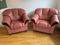 Skinnfåtöljer rosa i fint skick