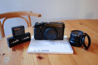Fujifilm X-E1 med 25mm f/1.8 + tillbehör – fint skick!