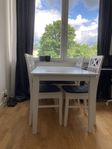 Stilrent vitt köksbord + 4 stolar