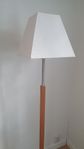 Golvlampa i ek från Cervera 