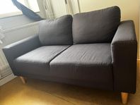 Bortskänkes: Mörkgrå tygsoffa