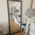 Spegel, taklampor, nattduksbord, skrivbord, datastol 