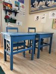 Två äldre skolbänkar med stolar 