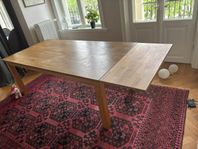 Matbord i massiv ek