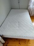 Resårsäng 120 cm.