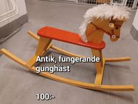 Charmig, funderande gunghäst 