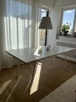 Hay Loop Stand 200 vitt matbord ink. supportskiva