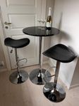 Barbord med 2 höj- och sänkbara stolar