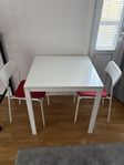 Ett bord 2 stolar 