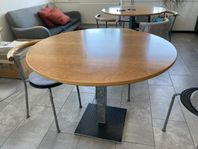 Två köksbord med åtta stolar för hem eller kontor