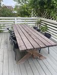 Plankbord och stolar 