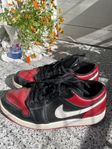 Nike Jordan 1 low bred röd/svarta