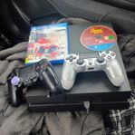 PS4 med 2 kontroller och 3 spel 1000 kr