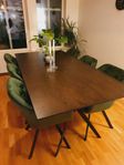 Matsalsbord plus stolar