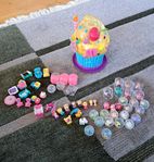 Squinkies med små tillbehör och cupcake "hus". 