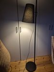 Svart golvlampa