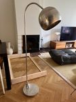 Golvlampa i funkisstil