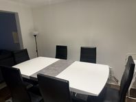förlängningsbar matbord med 6 skinnstolar 