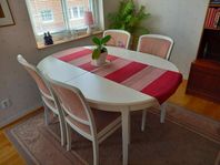 Matbord med sex stolar