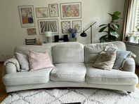 Beige Oxford soffa