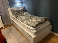 Malm säng 90x200cm inkl sängbotten och bäddmadrass 
