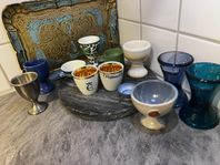 äggkoppar och andra tillbehör i köket av olika märken 