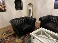 Soffgrupp Chesterfield, svart skinn.