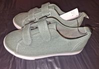 Nya gröna sneakers från H&M, storlek 31