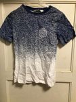 Oanvänd fräsch T-shirt blå & vit strl 134/140