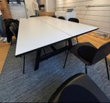stort konferensbord med stolar. transport