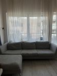 Grå fin 3-sittssoffa med fotpall