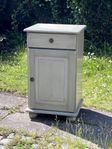 Charmigt sängbord 