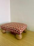 Handgjord fotpall – unik design med exklusiva material