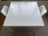 2 vita stolar + 1 vitt bord BJURSTA