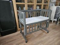 grå bedside crib