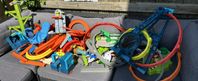stort samling av bil banor Hot Wheels och super Mario