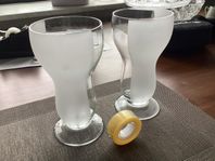 två höga glas